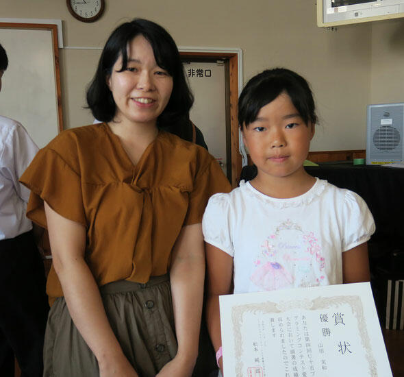 優勝した山田実和さんと応援のお母さん.jpg