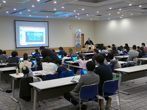 レッツ-プログラミング-マインクラフトの世界でプログラミング体験-と題した小学生向け教室も同時開催.jpg