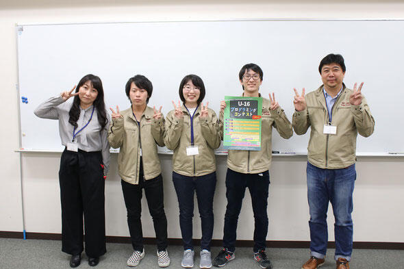 コンテストを支えた高専専攻科の皆さんを挟んで-岡村康子さん-左-と江崎修央教授-右.jpg