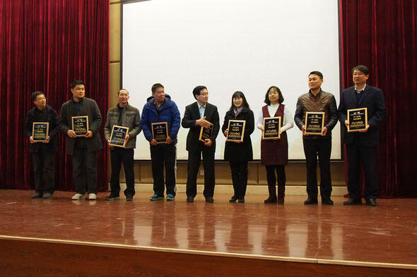 山東省大学生ソフトウェア設計コンテストの表彰式で特別功労賞を受けた杨磊教授-左端.jpg