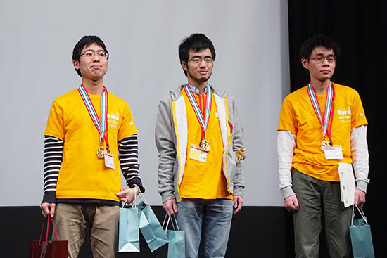 金メダルを授与された東京大学のチーム-cxiv-dxiv-11問全問を解いた.jpg