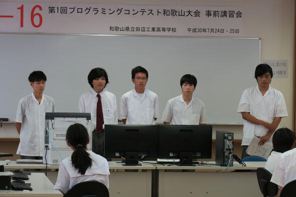 田辺工業高校の生徒5人が中学生たちの間を回って指導.jpg