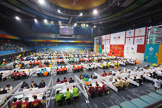 会場は-08年の北京オリンピックの卓球会場だった北京大学体育館-正解するとその問題の色の風船が掲げられる.jpg