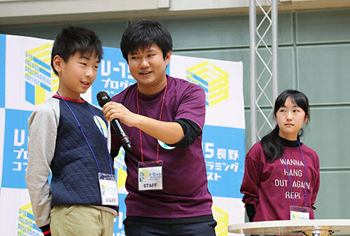 決勝前に北村健友選手-写真左-を五十嵐氏がインタビュー-写真右が優勝した平野真央選手.jpg