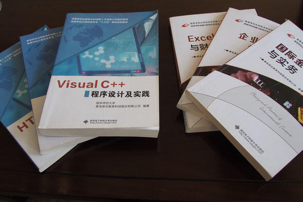 青島英谷教育科技が企業のニーズを盛り込んで編纂する分厚い教科書.jpg