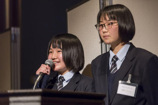 itジュニア賞表彰式の司会を務めた大地楓さん-左-と河野ひよりさん.jpg