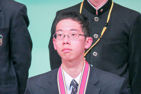 電子回路組立部門でただ一人の2年生-優勝した石田有希人さん-来年以降も期待がかかる.jpg
