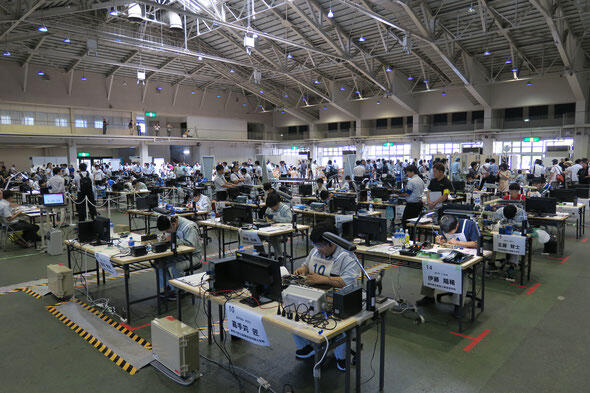 会場の金沢市の石川県産業展示館-さまざまな職種が同じ会場で技能を競う.jpg