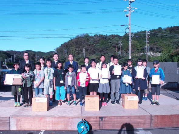 大会に参加した小-中学生の子どもたちと審査委員.jpg