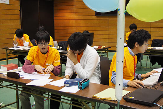 3人のチームワークも重要だ-1人がpcに向かっている間-他の2人は別の課題をどう解くか作戦を練る-2位を獲得した東京大学のチーム-isplpl.jpg