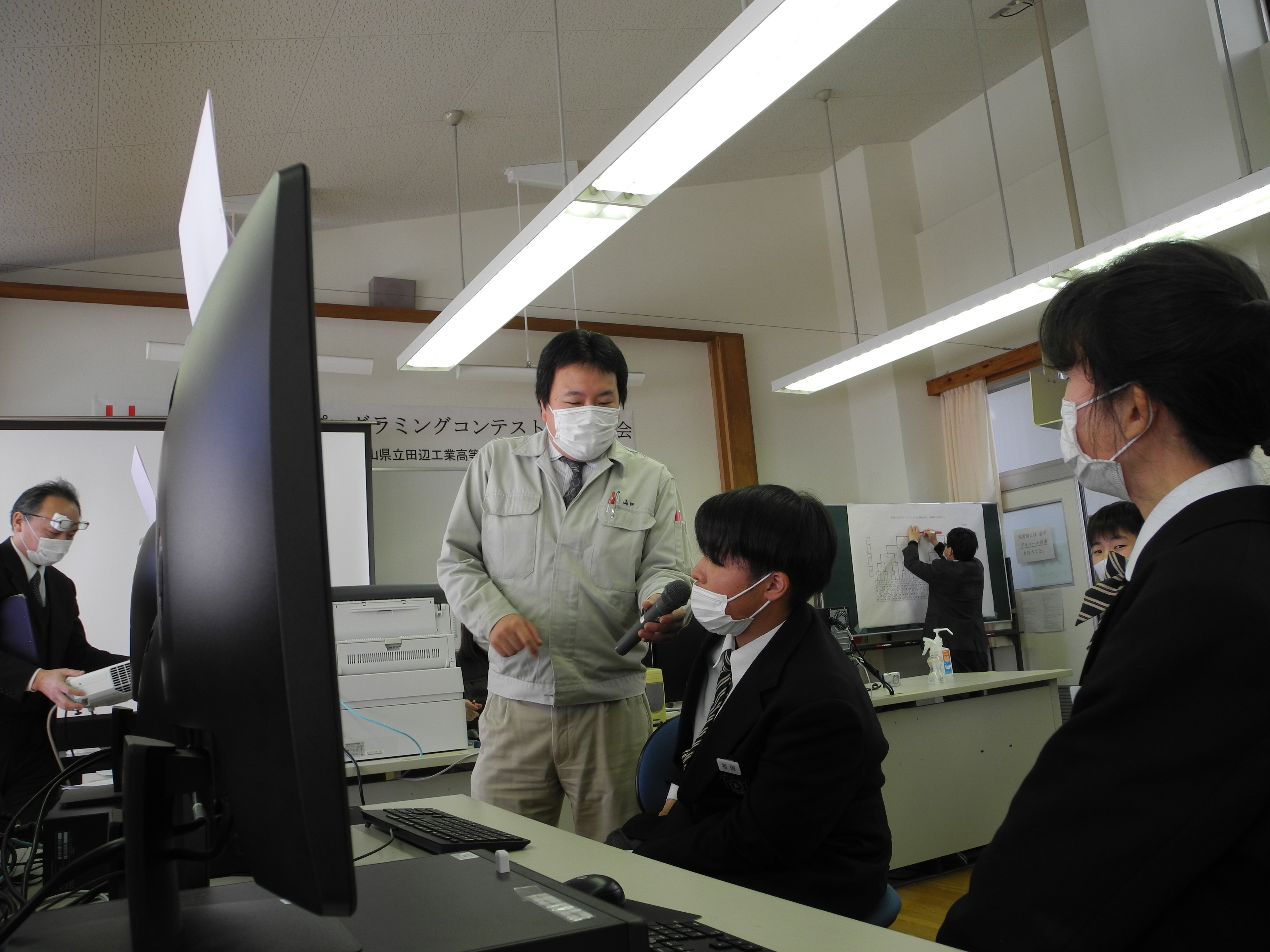 準優勝の松田旺樹さんをインタビューする名物DJの山口先生